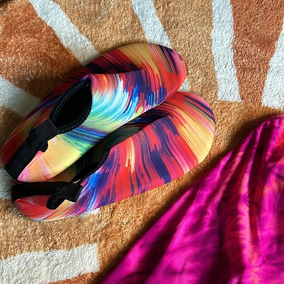 Aqua green small tie dyed tankini top and 9/10 swim shoes - Picture 3 of 12